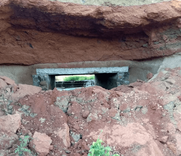 Buraco sob trecho da RN-233 preocupa moradores de Caraúbas e Apodi; DER descarta risco de desabar