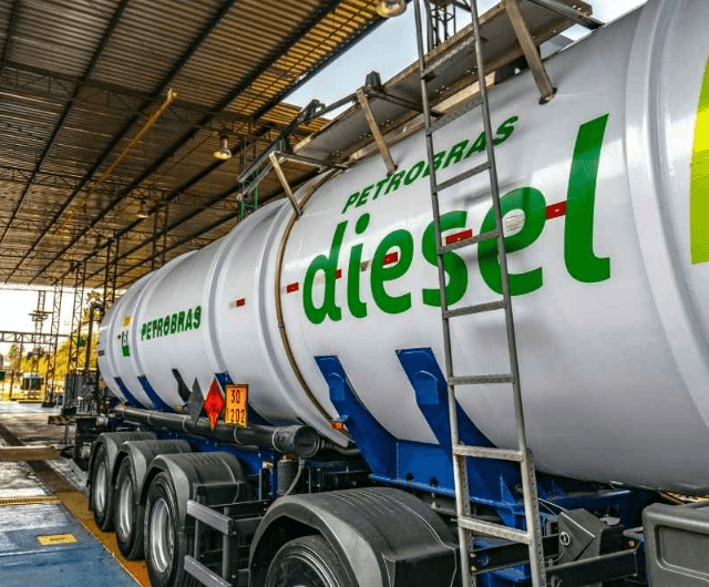 Petrobras reduz em R$ 0,35 preço do diesel para distribuidoras