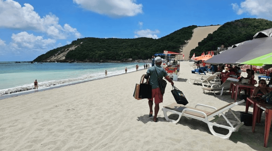 Engorda de Ponta Negra aumenta fluxo de turistas e fortalece comércio, dizem entidades do setor turístico, destacando a importância da obra