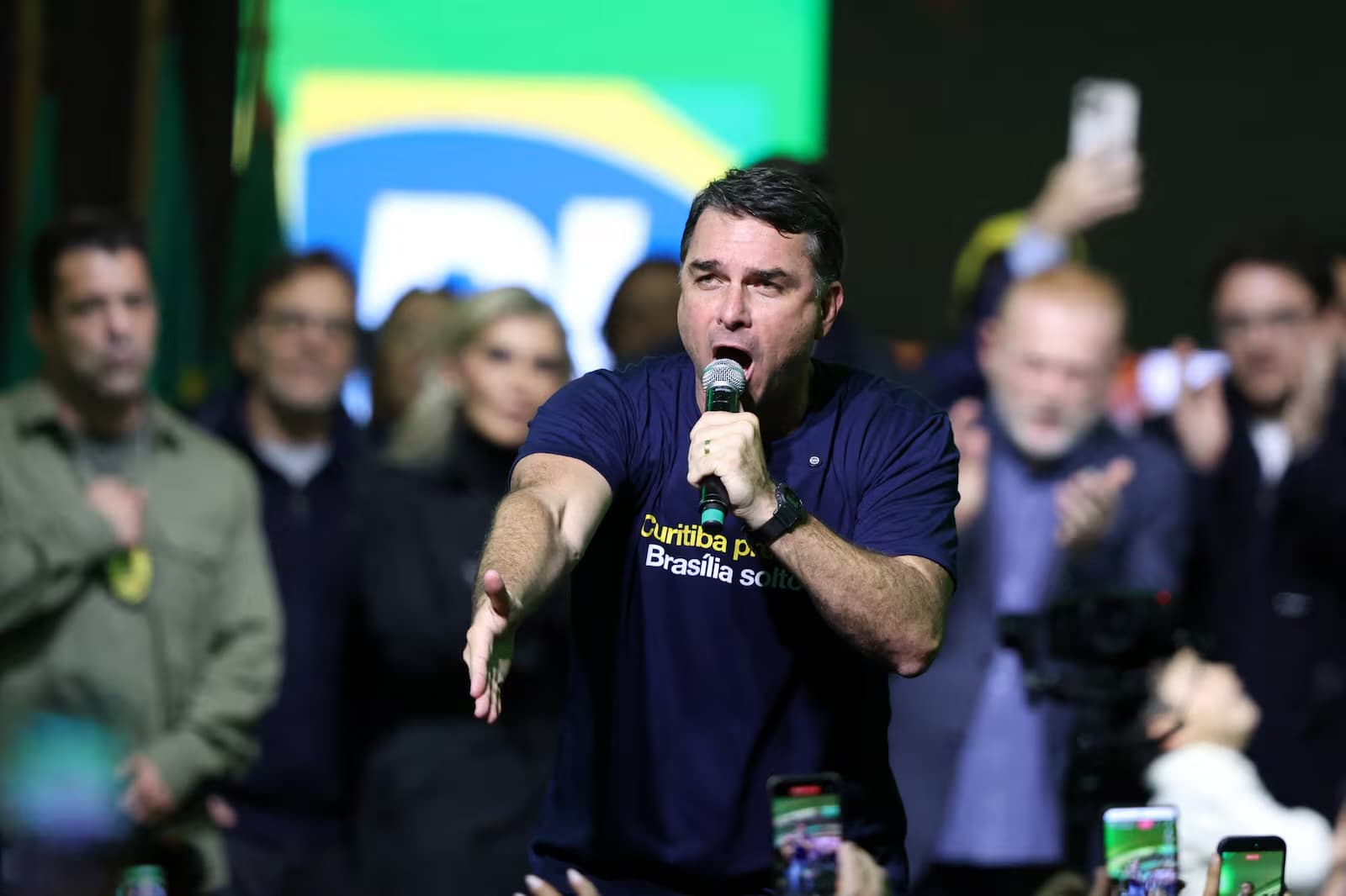 Flávio Bolsonaro diz que Lula foi aos EUA ‘lamber a bota de Trump’ para fazer lobby por PCC e CV