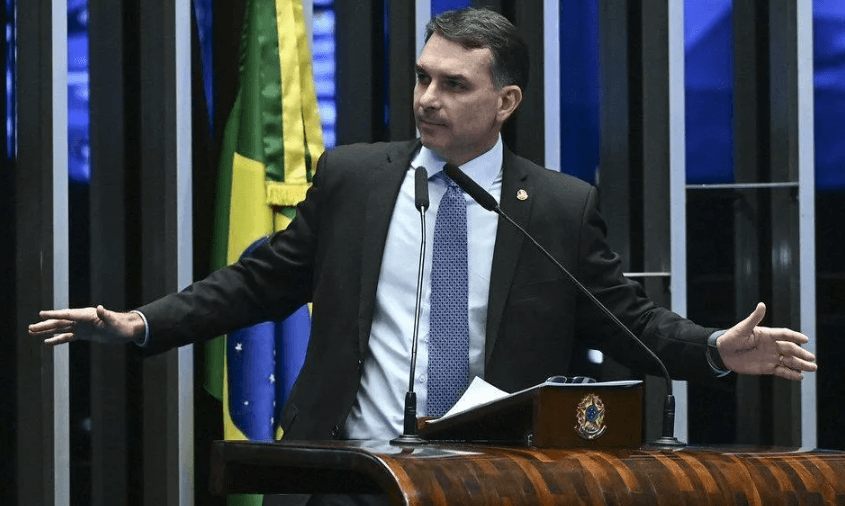Flávio culpa gastança do governo, vê Desenrola como paliativo e diz que Lula quer “combater um incêndio usando um copo d’água”