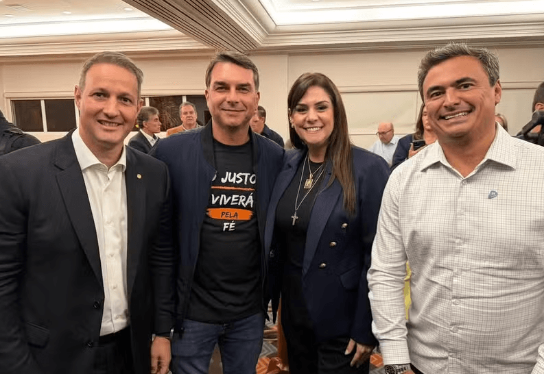 Flávio Bolsonaro se reúne com Simone Marquetto, uma das cotadas para ser sua vice