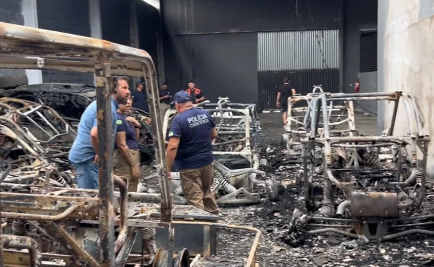 PARNAMIRIM: Polícia Científica faz perícia em garagem destruída por incêndio e investiga ação criminosa
