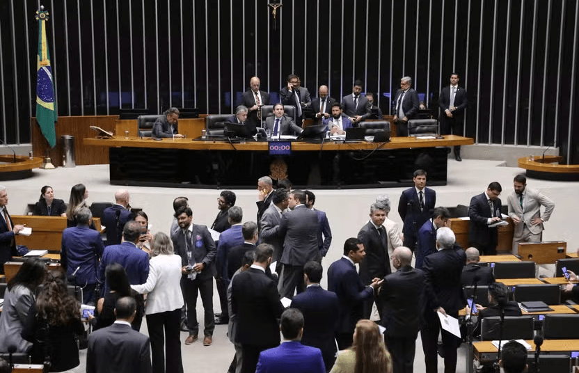 Ala da Câmara quer incluir regras trabalhistas em PEC do fim da escala 6×1 e afastar vínculo de motoristas de aplicativo