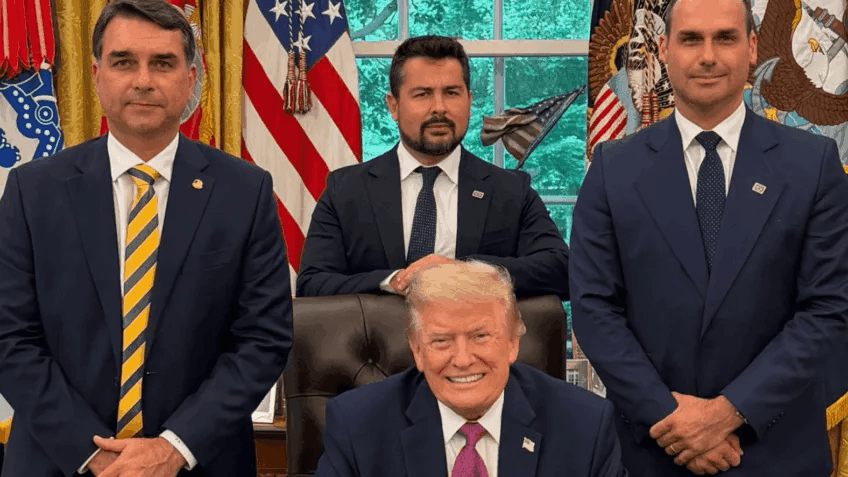 Eduardo Bolsonaro critica quem diz que foto com Trump é IA