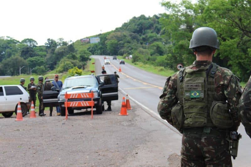 Governo corta R$ 4,3 bilhões e Exército suspende ações contra o crime organizado na fronteira