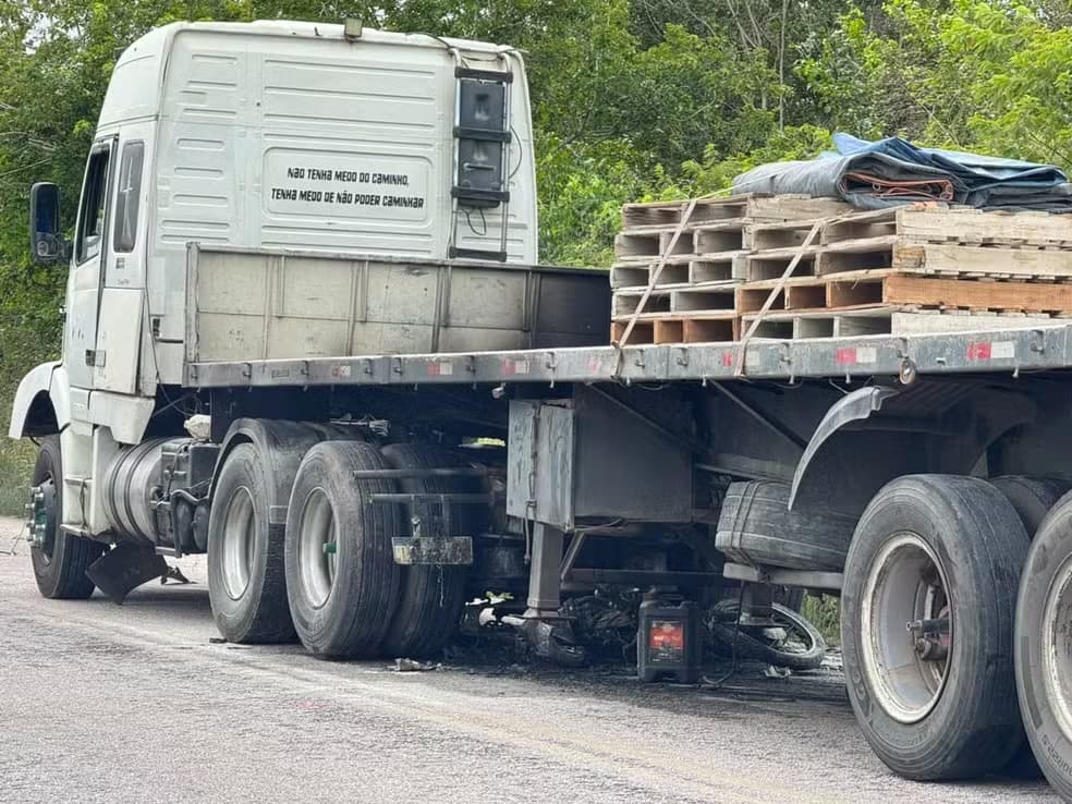 Casal morre após moto ser atingida e arrastada por caminhão na Grande Natal