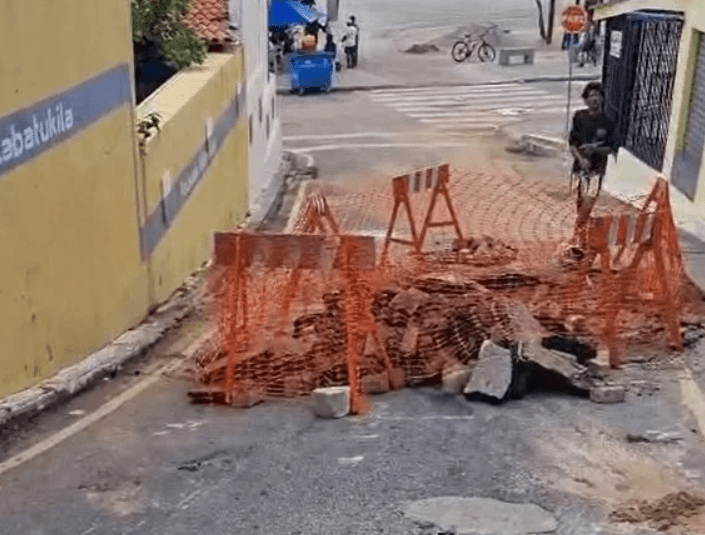 Descida de veículos para Avenida Erivan França em Ponta Negra é interditada para obra da Caern