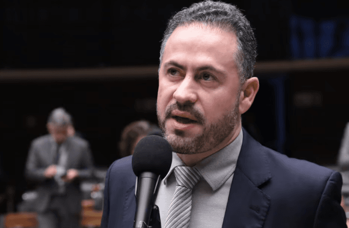HIPOCRISIA? Deputado petista defensor da escala 6×1 é processado por submeter motorista a jornadas de 16h diárias