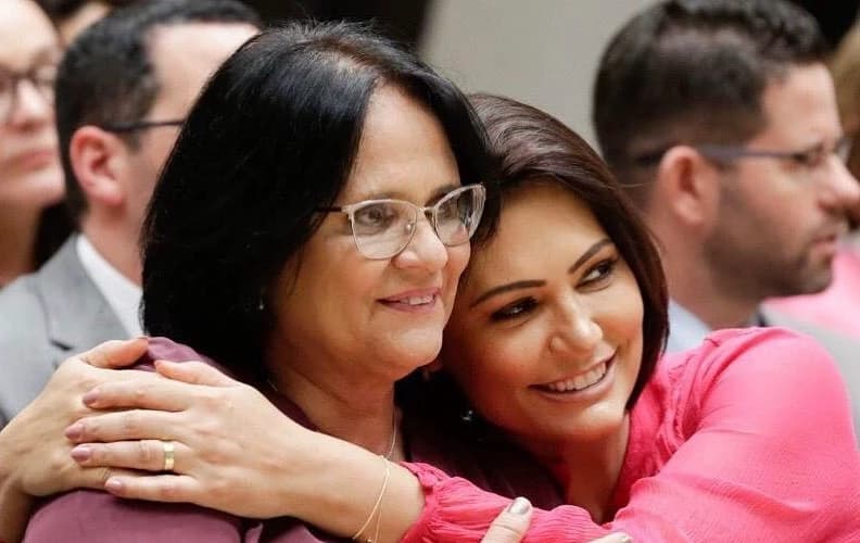 Damares afirma que vídeo de Michelle estava gravado há dias