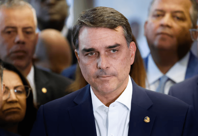 Flávio Bolsonaro diz esperar união com Zema e Caiado no 2º turno para ‘derrotar o PT’