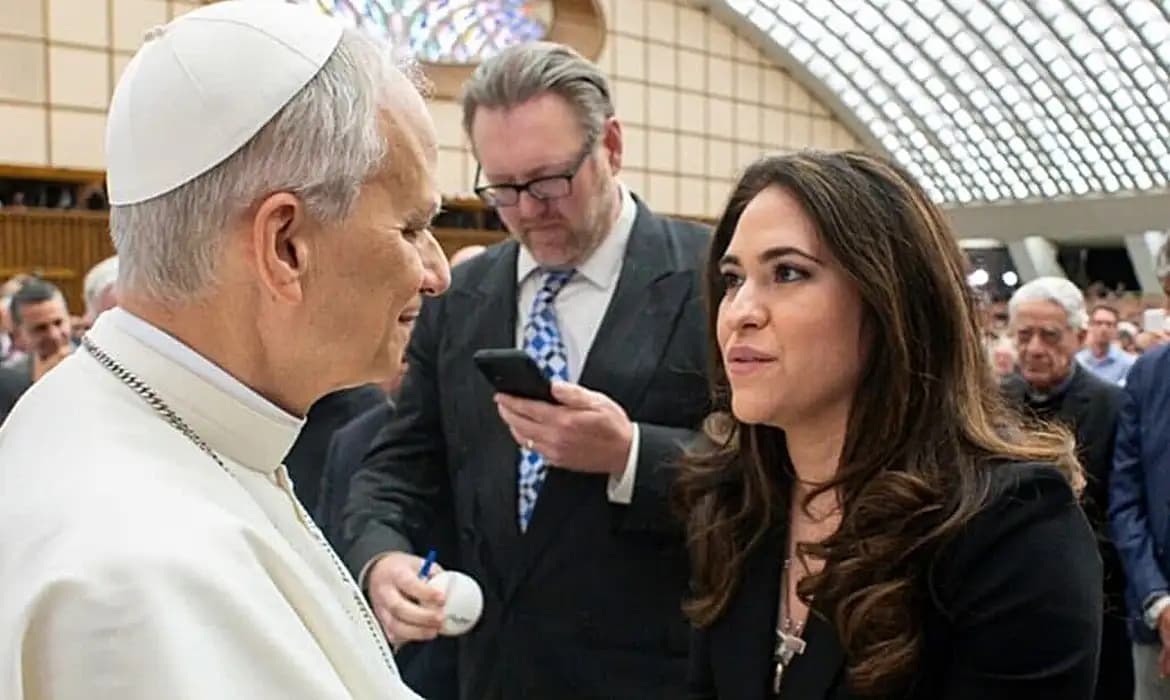 Papa nomeia primeira mulher para liderar comunicações do Vaticano