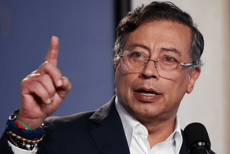 Comissão do Congresso da Colômbia ordena suspensão do mandato do presidente Gustavo Petro por "falta grave" e "intervenção na política"
