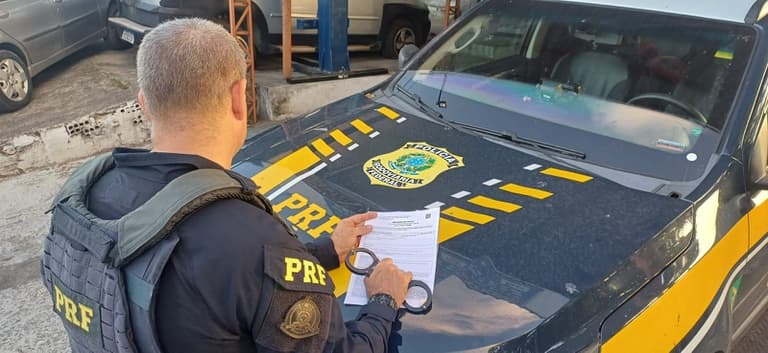 PRF prende motorista por dívida de pensão alimentícia na BR-101 em Natal