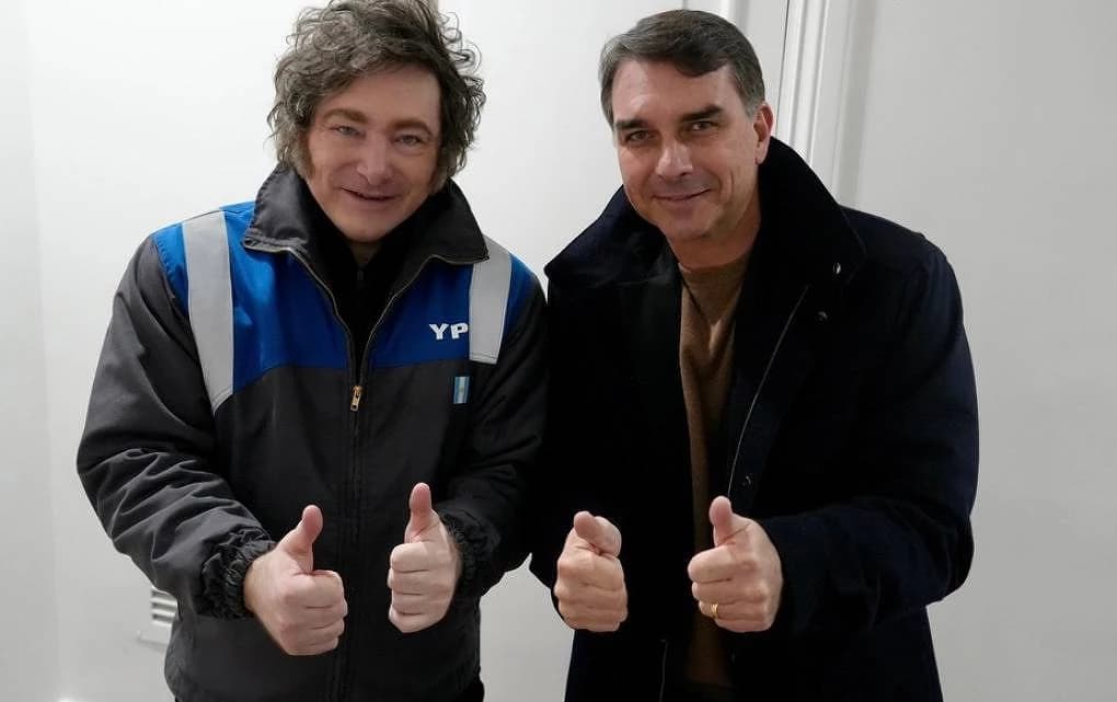 Flávio encontra Milei: “Brasil voltará a ser irmão da Argentina”