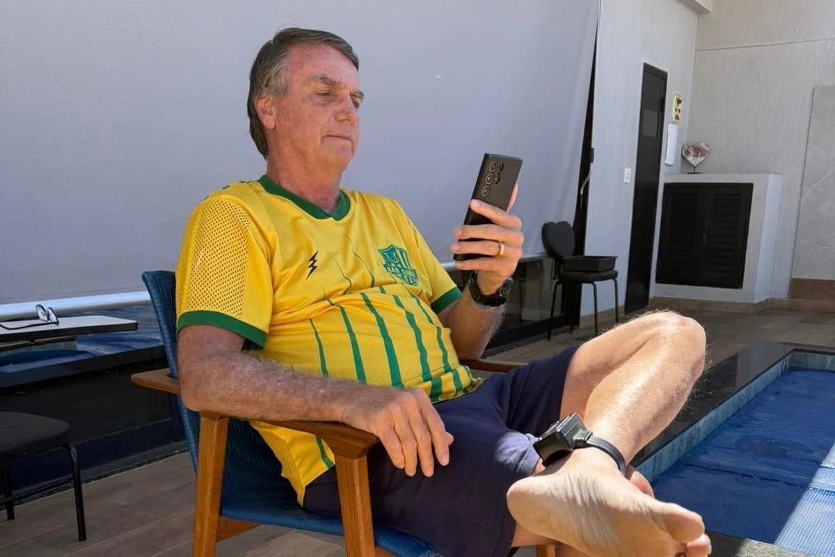Tornozeleira de Bolsonaro apresentou falha no dia do jogo do Brasil
