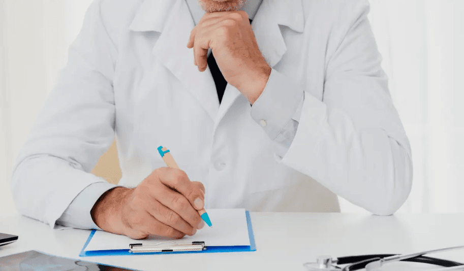 ENAMED: Estudantes de medicina terão de obter nota mínima em exame para exercer profissão