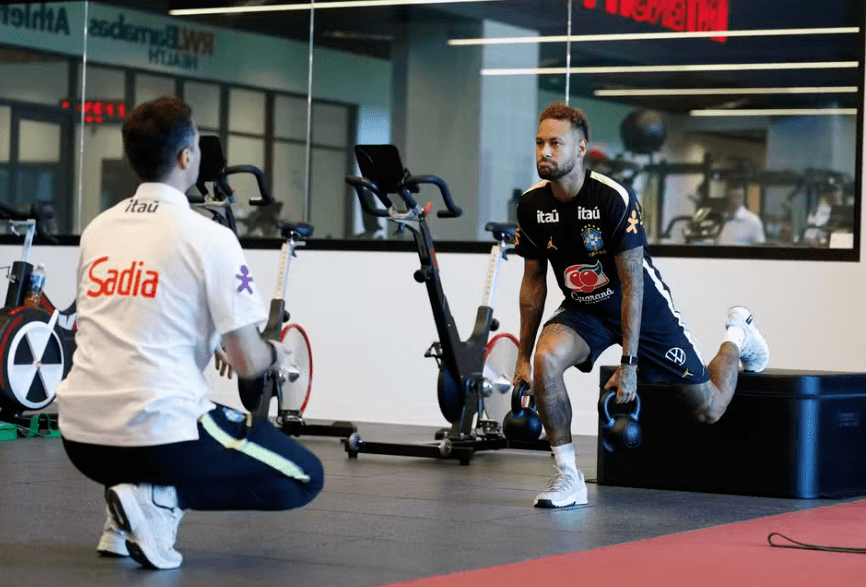 Neymar passa por exames para avaliar recuperação da lesão muscular, e CBF cita "boa evolução"