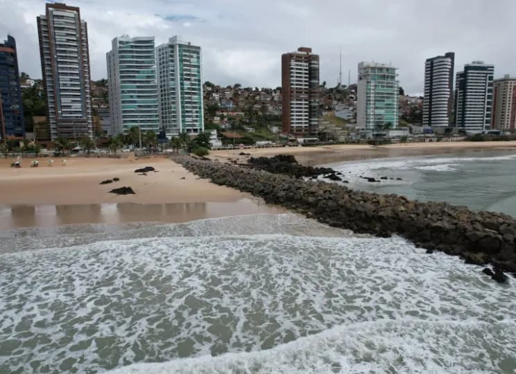 Seis trechos do litoral da Grande Natal estão impróprios para banho, aponta boletim do Idema