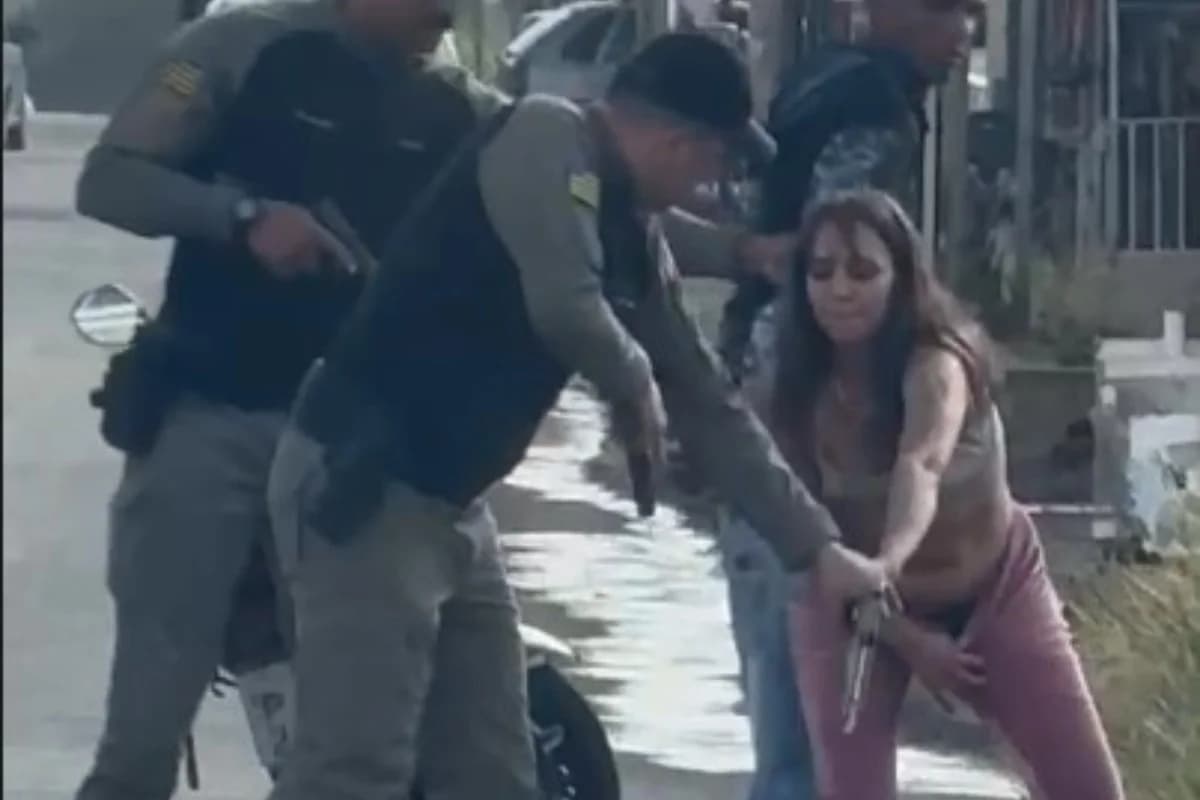 [VÍDEO] Mulher tira pistola carregada da vagina em abordagem da PM