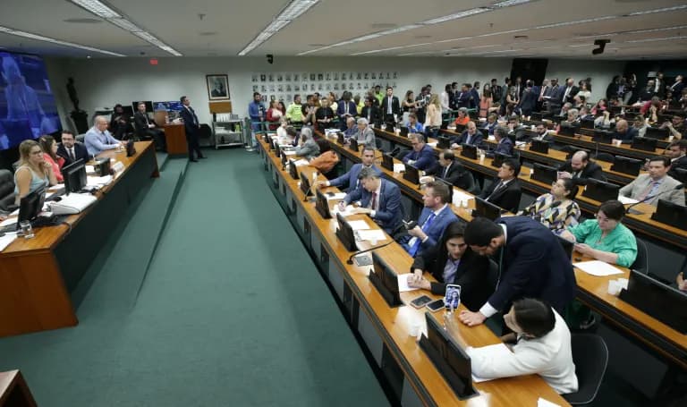 Maioria dos brasileiros não sabe ou não lembra nome de nenhum parlamentar, diz pesquisa