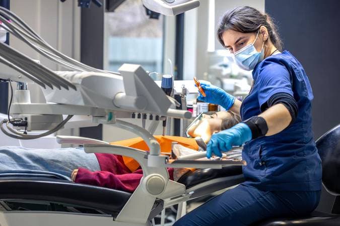 Senado aprova piso salarial de R$ 13,6 mil a médicos e dentistas