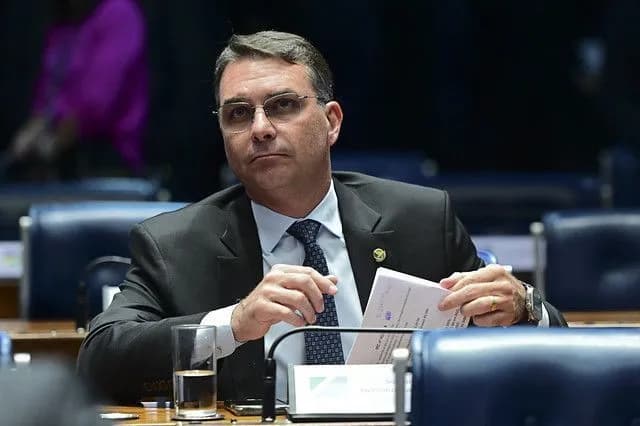 Em evento, Flávio diz que Lula parece ser "chefe do PCC"