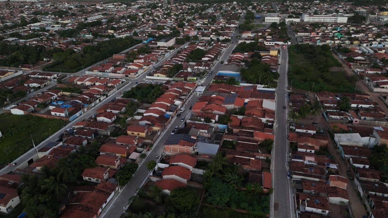 Primeira etapa da pavimentação do bairro São Miguel Arcanjo é entregue em Extremoz e bairro avança rumo a 100% de ruas calçadas