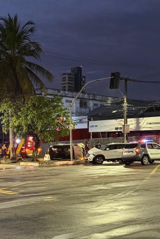 Motorista fica preso às ferragens após carro capotar em cruzamento movimentado de Natal