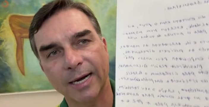 BOLSONARO X LULA: Flávio questiona: “Lula escreveu 22 cartas, podia fazer tudo. Qual o critério com Bolsonaro?”