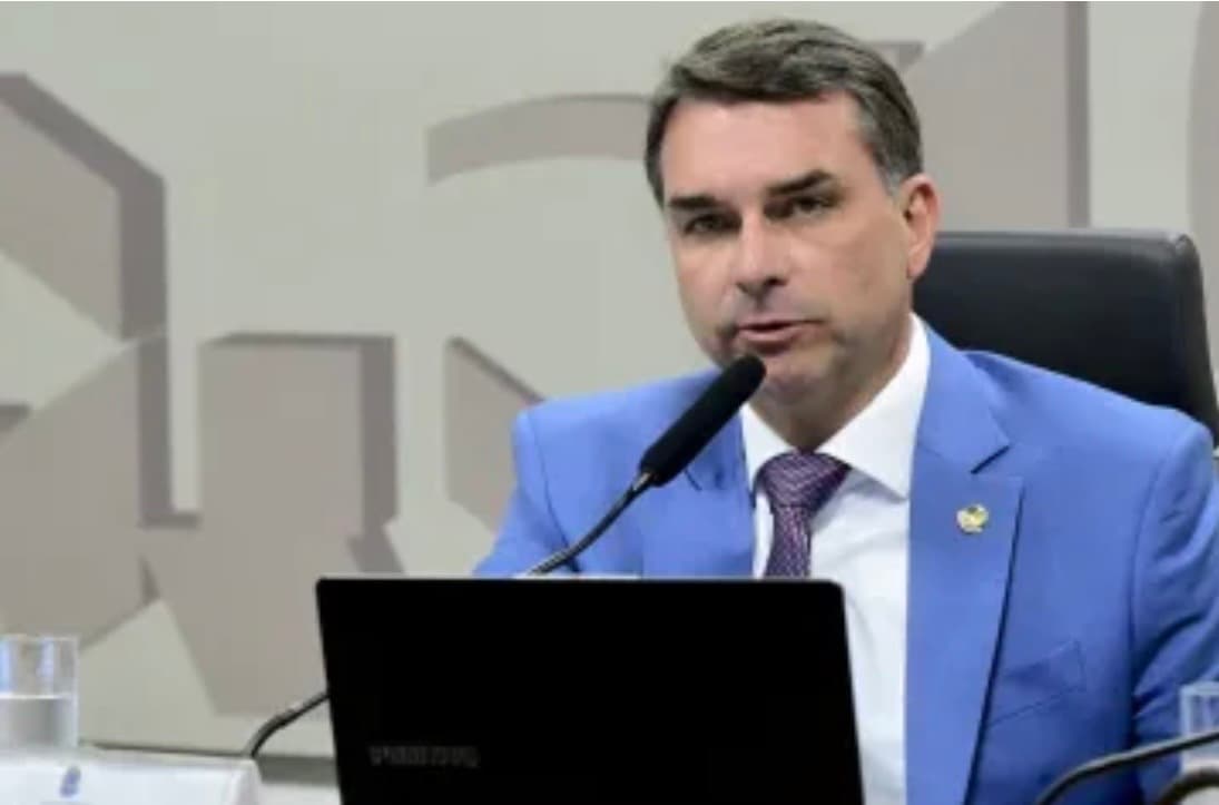 Flávio deve prestar depoimento nesta terça sobre suposta calúnia a Lula
