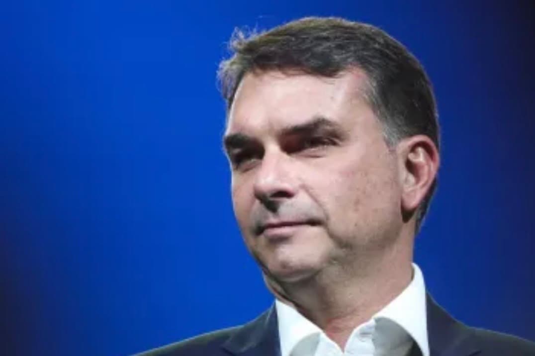 Flávio diz que vaga de vice está em aberto e que conversa com partidos