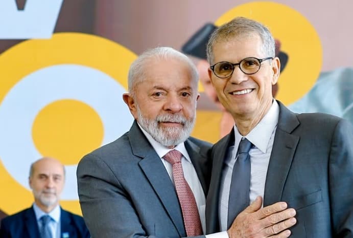 TSE dá 48 horas para Lula explicar uso de perfis oficiais para divulgar ações do governo
