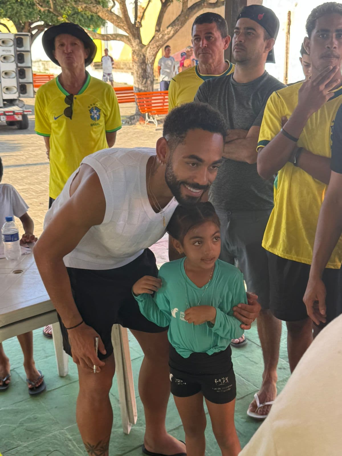 [VÍDEO] Atacante da Seleção Brasileira, Matheus Cunha desembarca em Baía Formosa para curtir férias