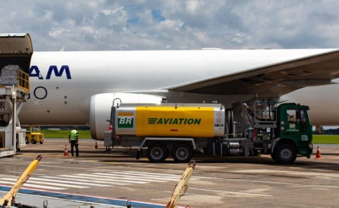 Preço do combustível de aviação sobe 57,6% em um ano e pressiona custo das passagens aéreas