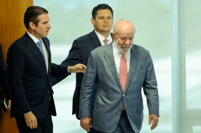Dino intima Lula, Motta e Alcolumbre e dá prazo de 10 dias para apresentarem plano sobre destinação de emendas parlamentares