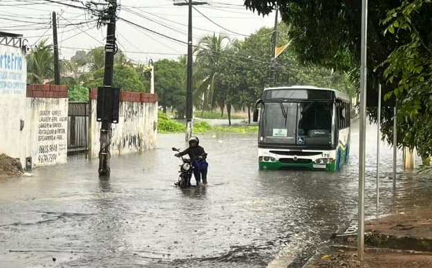 CHUVA EM NATAL: duas ruas ficam interditadas e STTU alerta motoristas para pontos de alagamento
