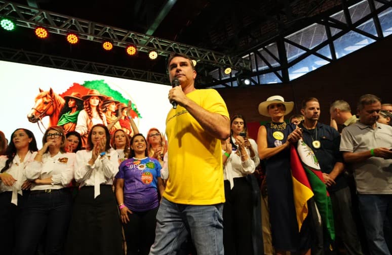 Pré-campanha de Flávio Bolsonaro diz ter identificado 20 mil perfis falsos contra a direita e entrega dados ao TSE