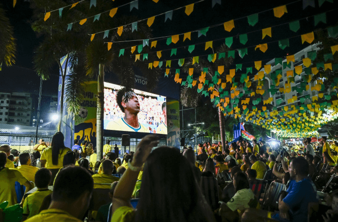 Igrejas evangélicas cancelam ou mudam horário do culto de domingo para fieis verem jogo do Brasil na Copa, gerando polêmica e debate nas redes sociais