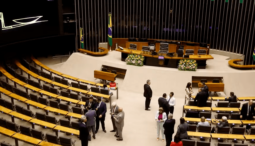 Câmara dos Deputados aprova projeto que impede prescrição de pena para condenados foragidos