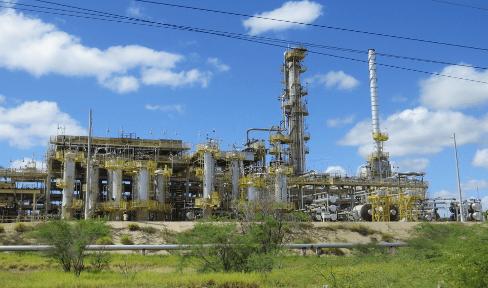 Após duas semanas de queda, Refinaria Clara Camarão aumenta preços da gasolina e do diesel