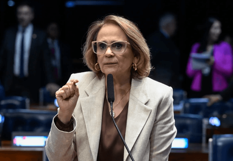 Damares cancela participação em evento de Flávio Bolsonaro com lideranças femininas e avalia deixar campanha após ataques de aliados