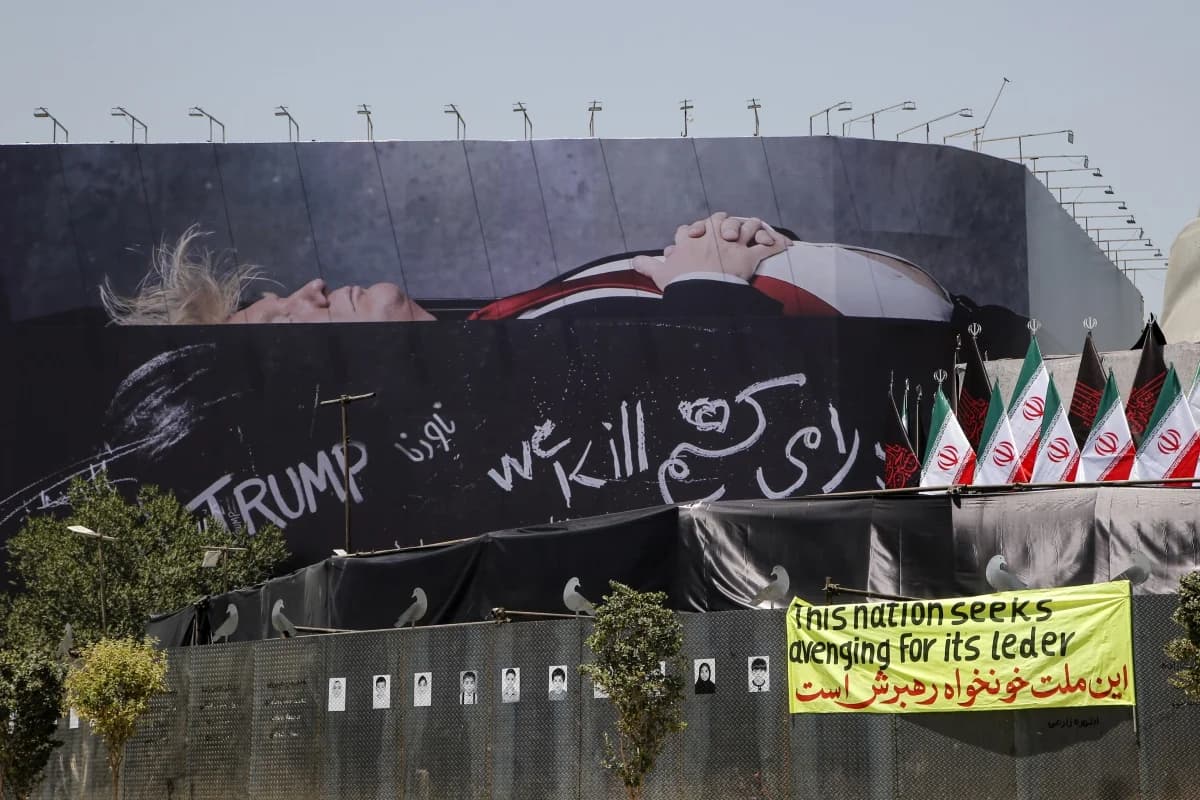 Outdoor no Irã exibe Trump em caixão e pede morte do presidente