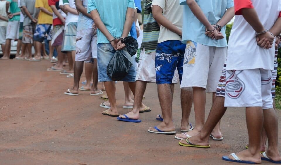 Congresso ‘enrola' para reduzir maioridade penal há 33 anos e ignora vontade popular, diz colunista