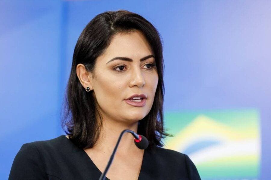Michelle Bolsonaro deve ficar fora das principais decisões da campanha de Flávio, dizem aliados