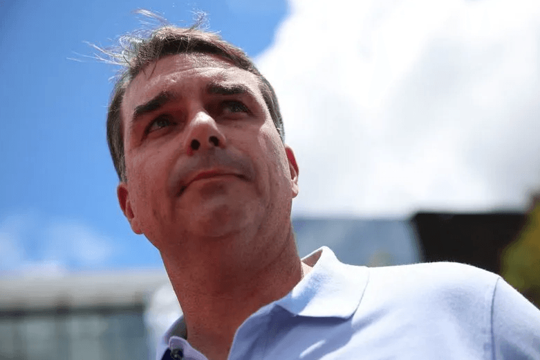 Flávio Bolsonaro culpa Lula por tarifas e diz que buscará diálogo com a China para evitar alta de taxas sobre carne brasileira