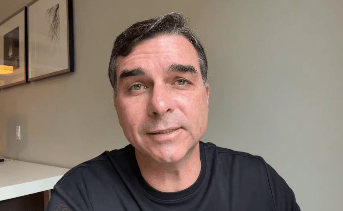 Flávio Bolsonaro vê busca por armas na casa do pai como "cortina de fumaça" por sua atuação nos EUA, defendendo não taxação do Brasil