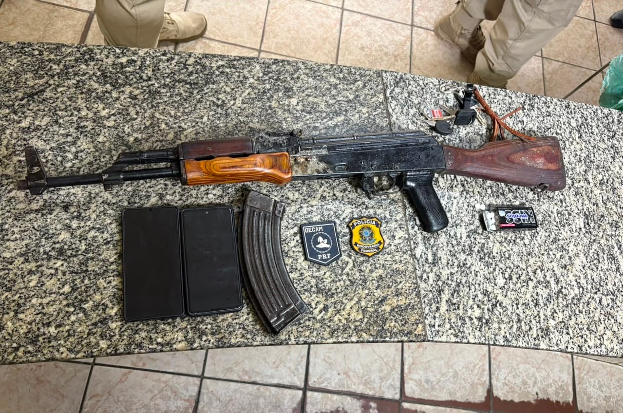 PRF prende homem em Mossoró com fuzil mais usado por grupos terroristas no mundo