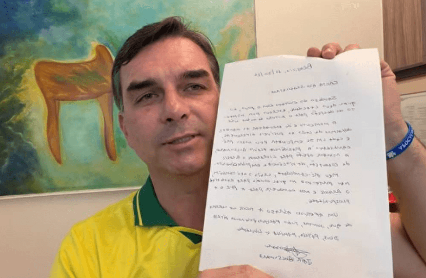 Moraes suspende visitas de Flávio a Jair Bolsonaro por 90 dias e dá 48 horas para ex-presidente explicar se sabia de divulgação de carta