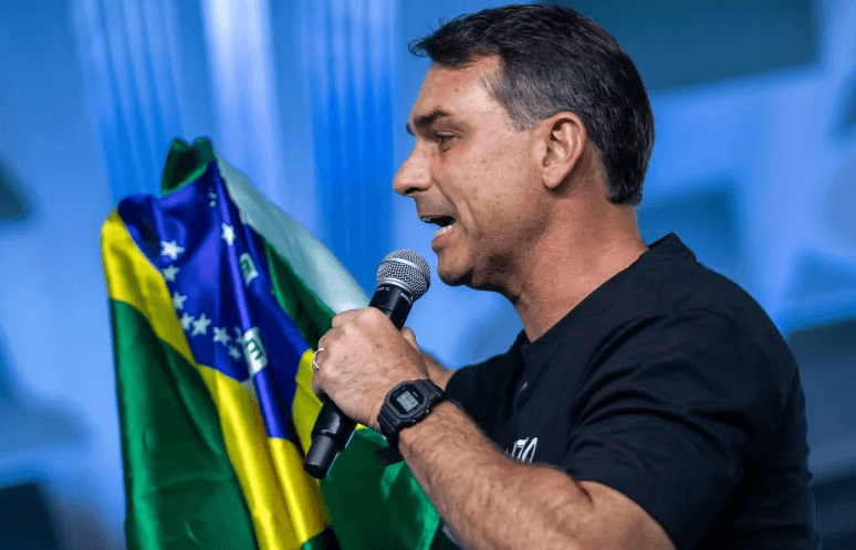 Pesquisa do PL aponta que Flávio herdaria 89% dos votos de Caiado e Zema no 2º turno, diz site